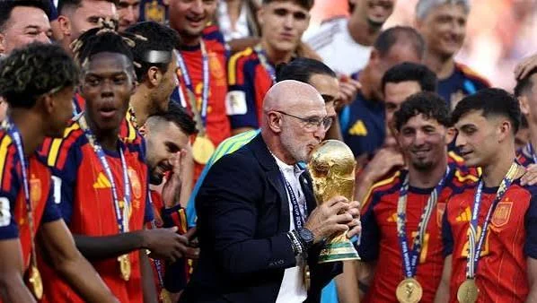 Foto : Pelatih Spanyol Luis de la Fuente mencium trofi Piala Dunia.